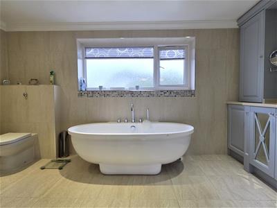 EN SUITE BATHROOM/WC